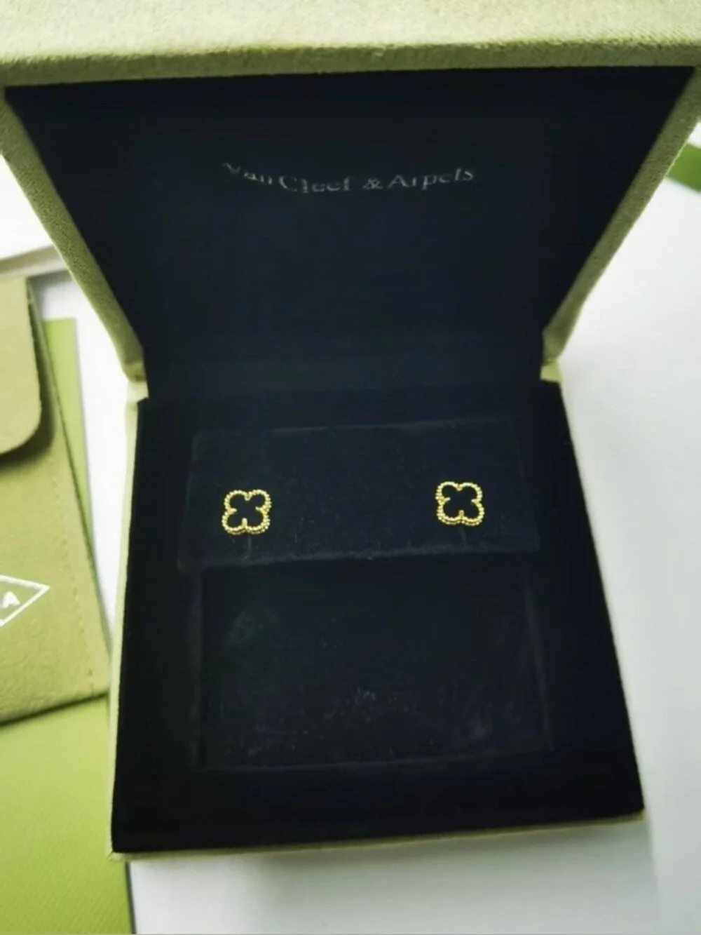 Van Cleef & Arpels Vintage Alhambra Clover Gold Stud Earrings - Black - Picture 4 of 5